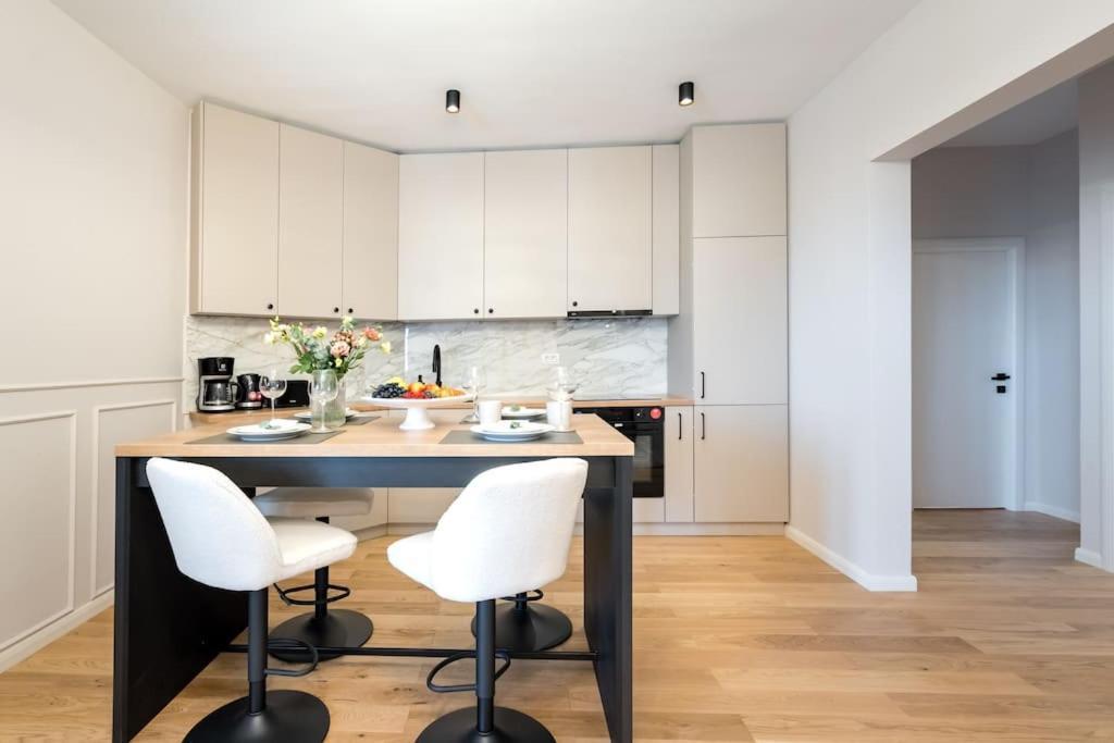 Stunning Views 3Br Sunny Flat - Amazing Terrace Apartment Bukares Bagian luar foto