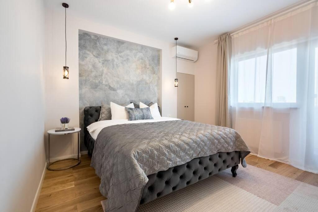 Stunning Views 3Br Sunny Flat - Amazing Terrace Apartment Bukares Bagian luar foto